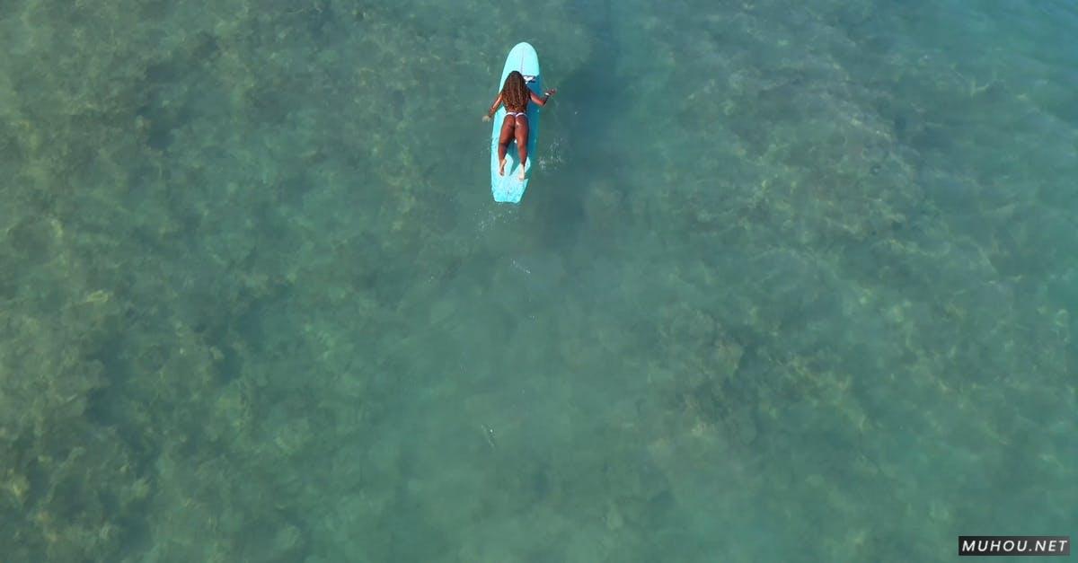 无人机航拍清澈的湖面女人划船4k高清CC0视频素材
