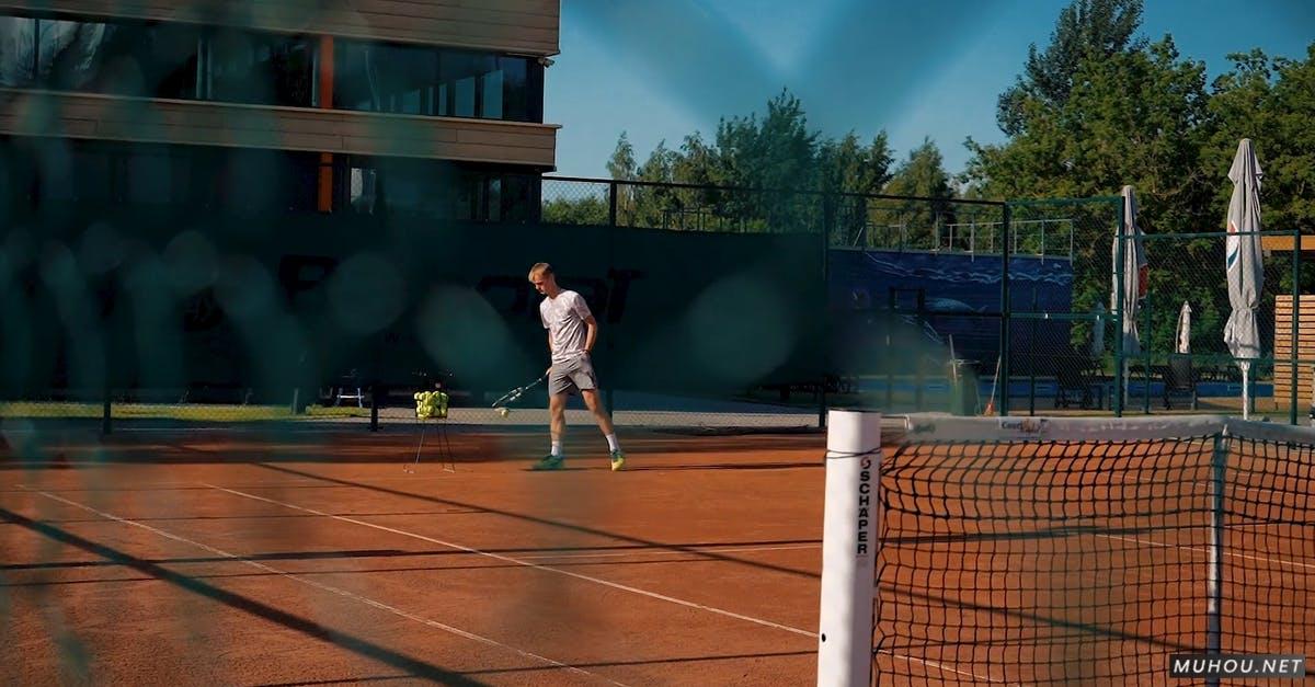 网球场上的男人打球高清CC0视频素材插图