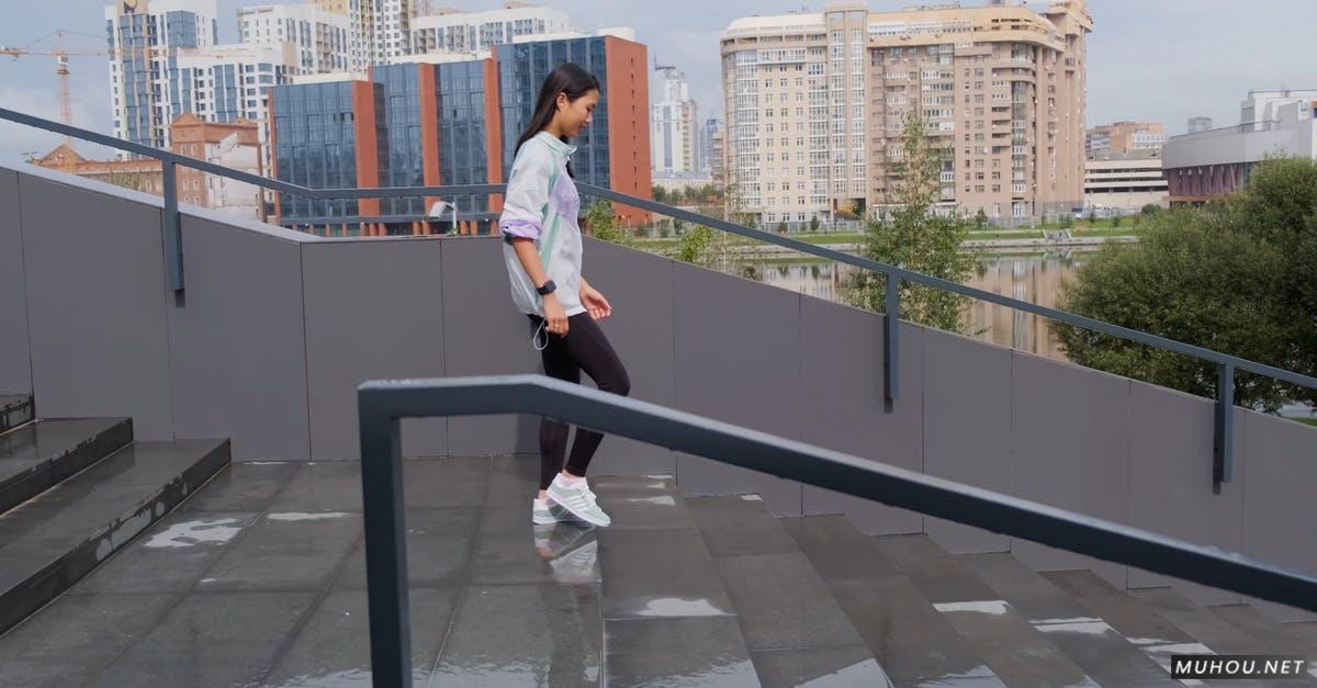 女人在步行运动健身手表免版权MP4格式4K视频下载插图