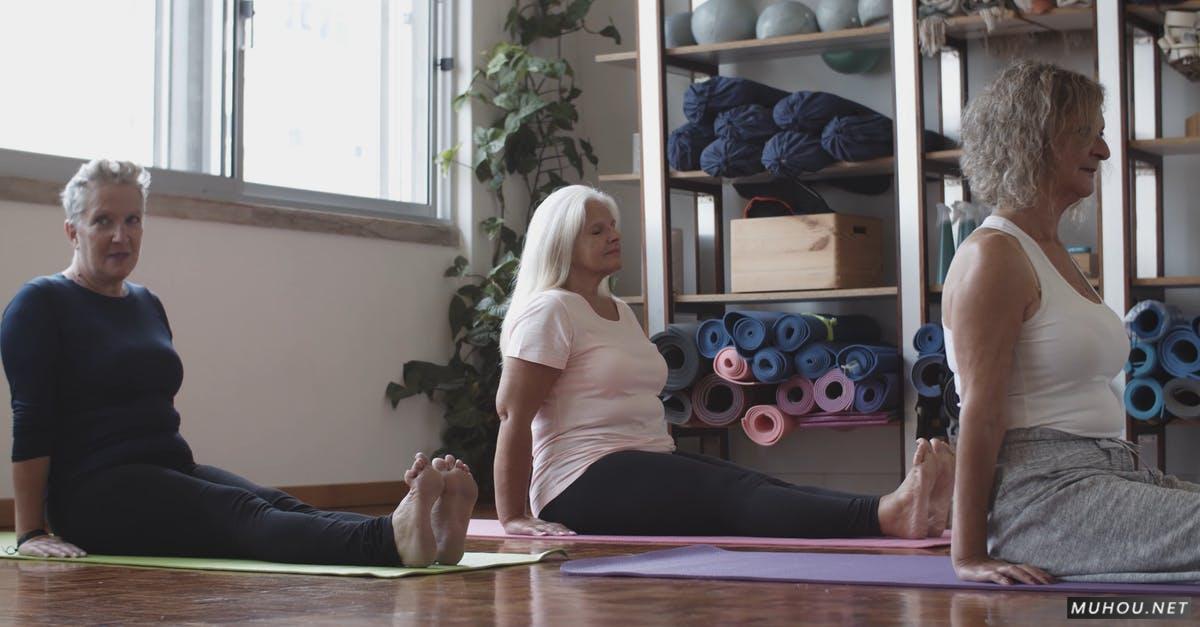 练瑜伽的妇女群体mp4格式4k视频下载插图