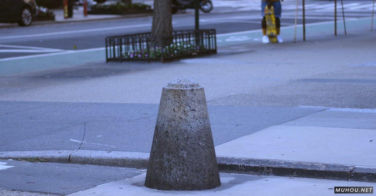 溜冰者在路上跳过混凝土锥4k CC0视频素材插图