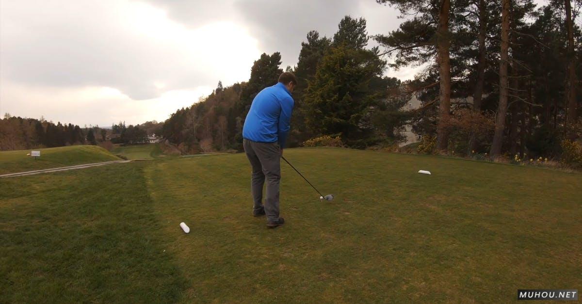 男子打高尔夫球 · 免版权视频素材插图