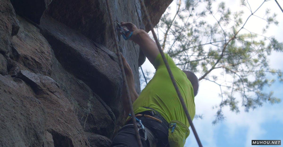 低角度拍摄男人攀岩4k高清CC0视频素材插图