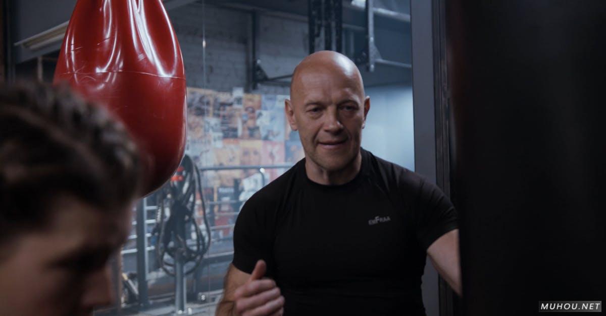 健身房两个人拳击吊袋4K视频下载插图