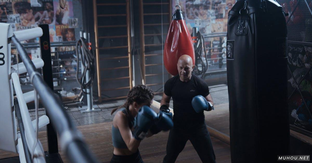 健身房, 两个人拳击练习女孩4k高清CC0视频素材插图