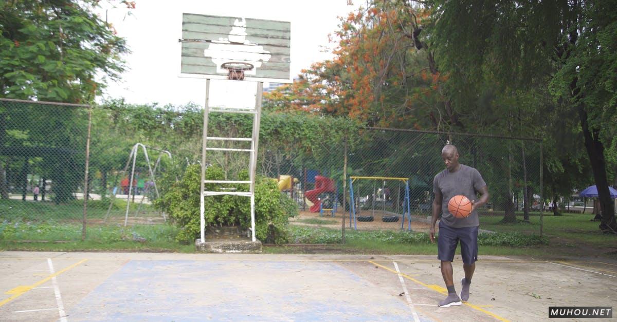黑人男人室外公园打篮球4k高清CC0视频素材