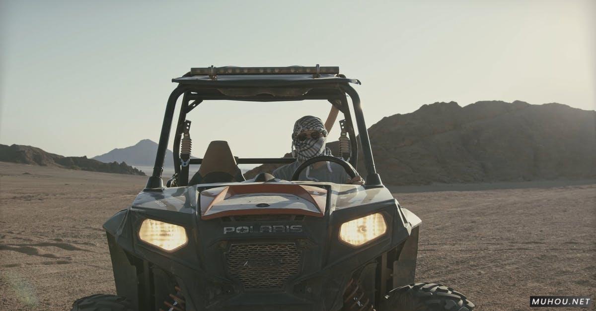 沙漠越野车上的男人免版权4K视频下载插图