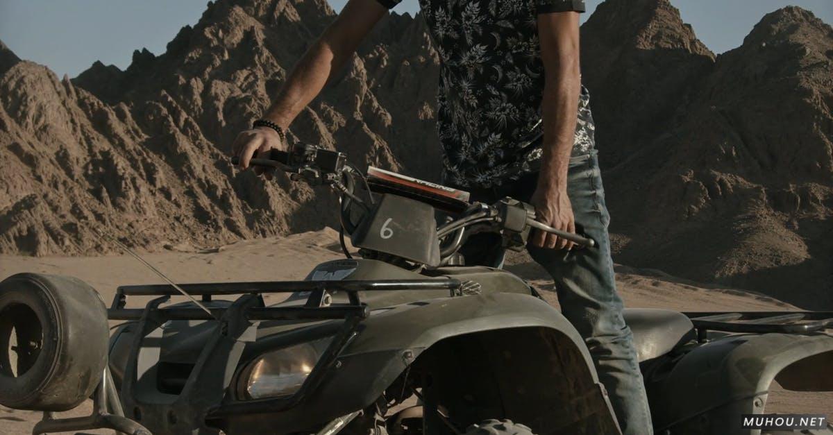 在沙漠中的早晨车上的男人4k高清CC0视频素材插图