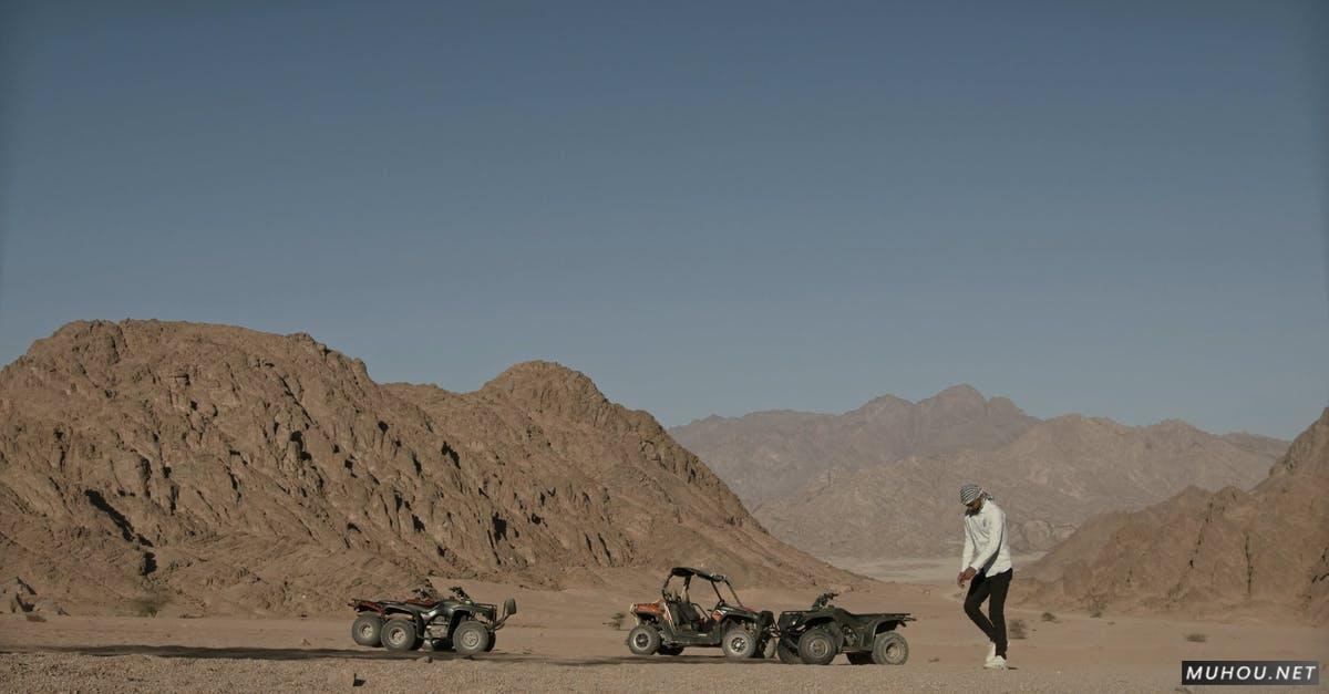 埃及沙漠的早晨男人骑车4k高清CC0视频素材插图