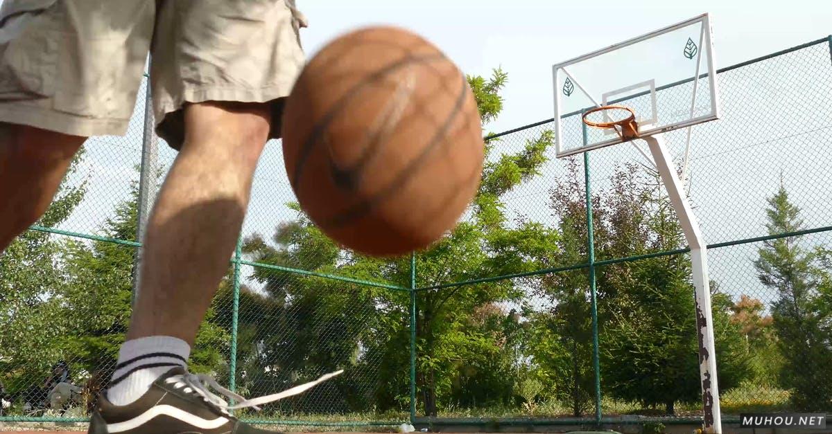 低角度拍摄男人投篮篮球4k高清CC0视频素材插图