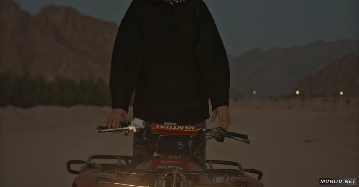 站在沙漠摩托车上的男人4k竖屏高清CC0视频素材插图