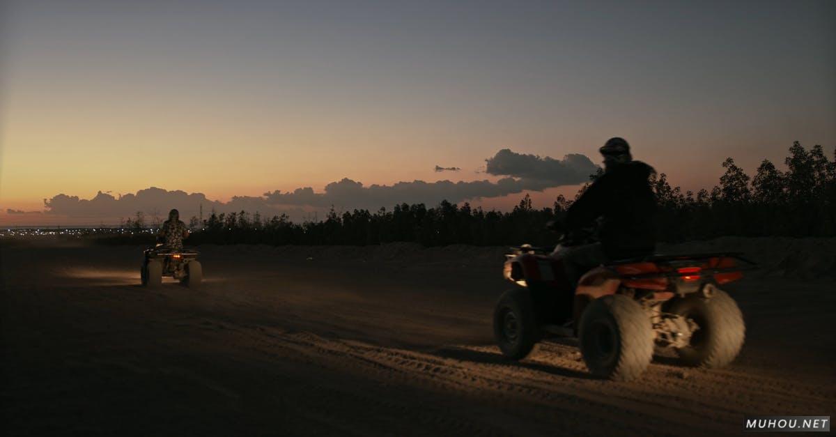 西奈沙漠摩托车夜晚的车队4k高清CC0视频素材插图