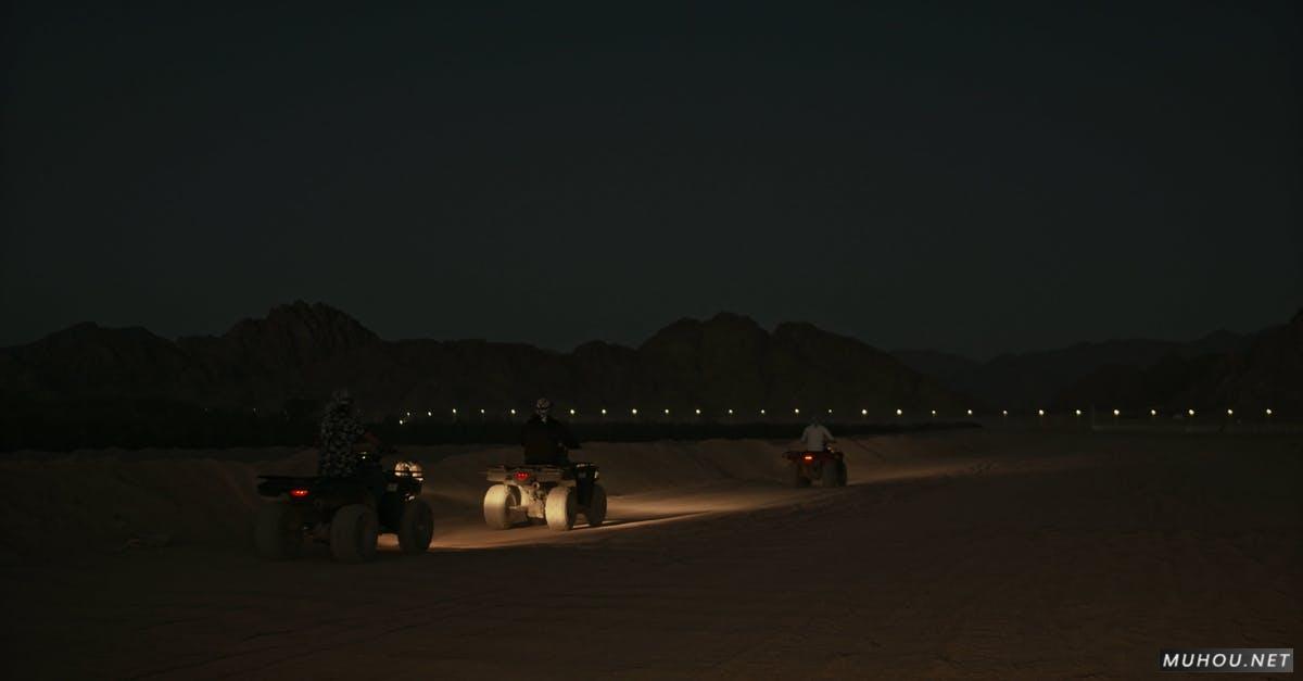 夜晚埃及沙漠上的摩托车队4k高清CC0视频素材插图