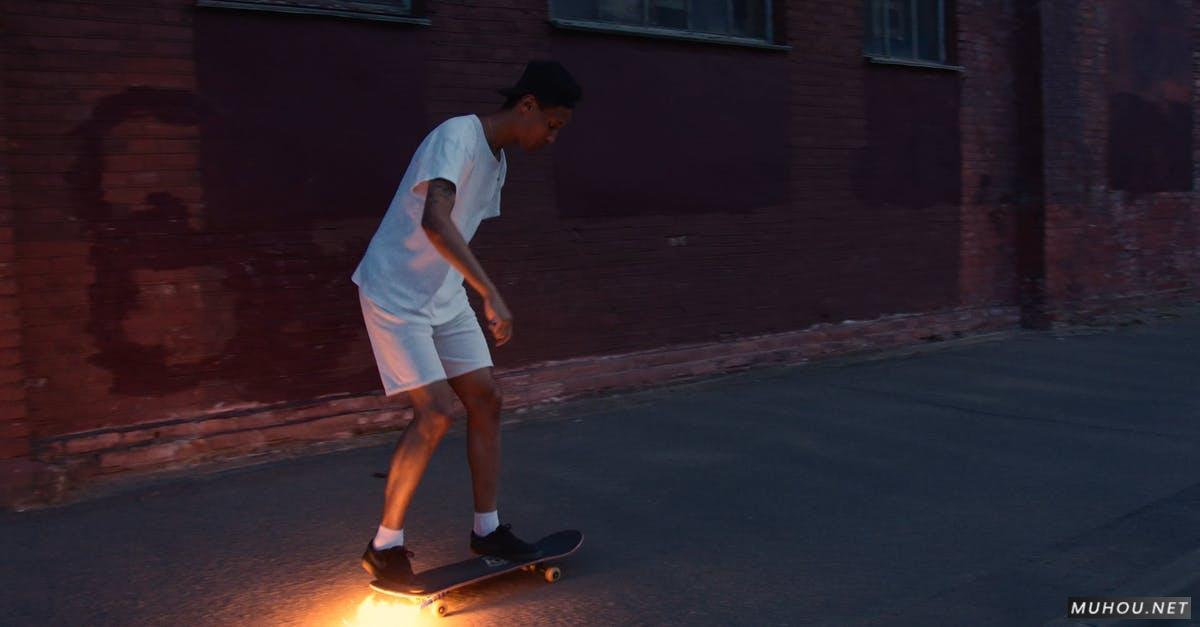 夜晚男人玩火焰滑板4k高清CC0视频素材