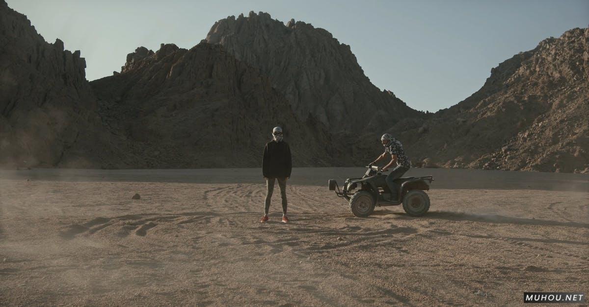 两个人沙漠越野车4k高清CC0视频素材插图