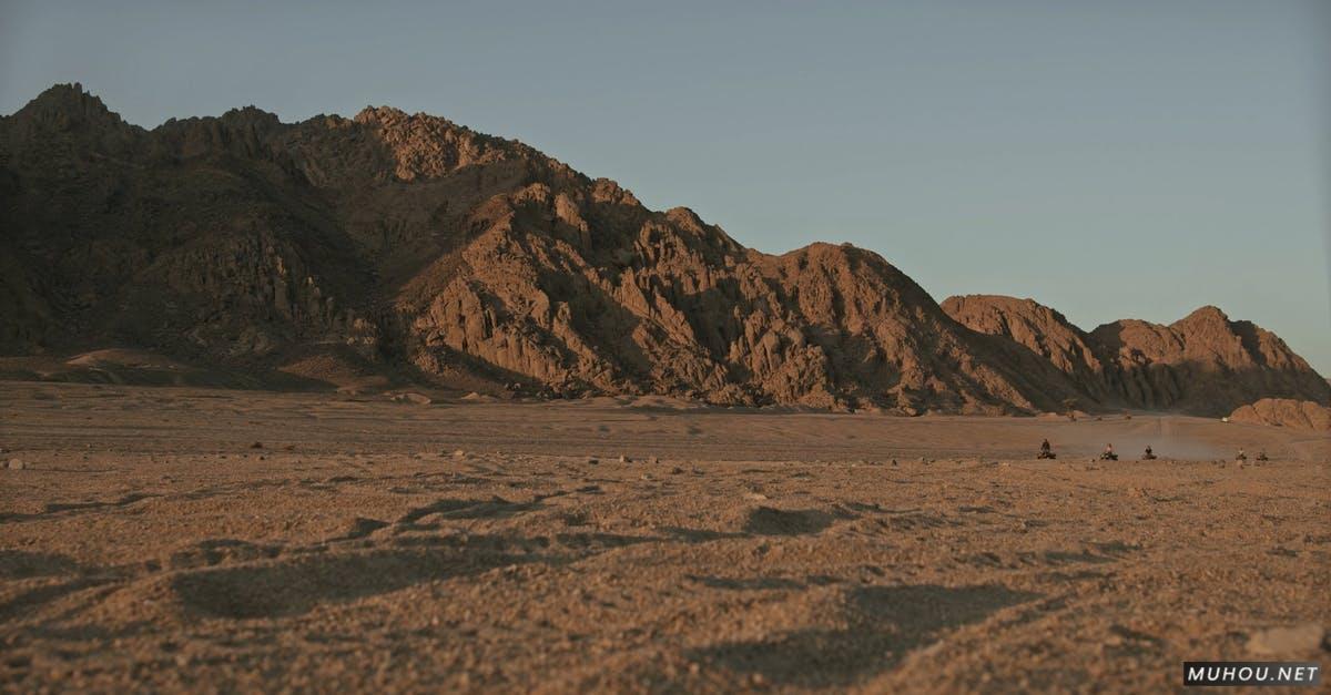 丘陵山脉沙漠越野车4k高清CC0视频素材插图