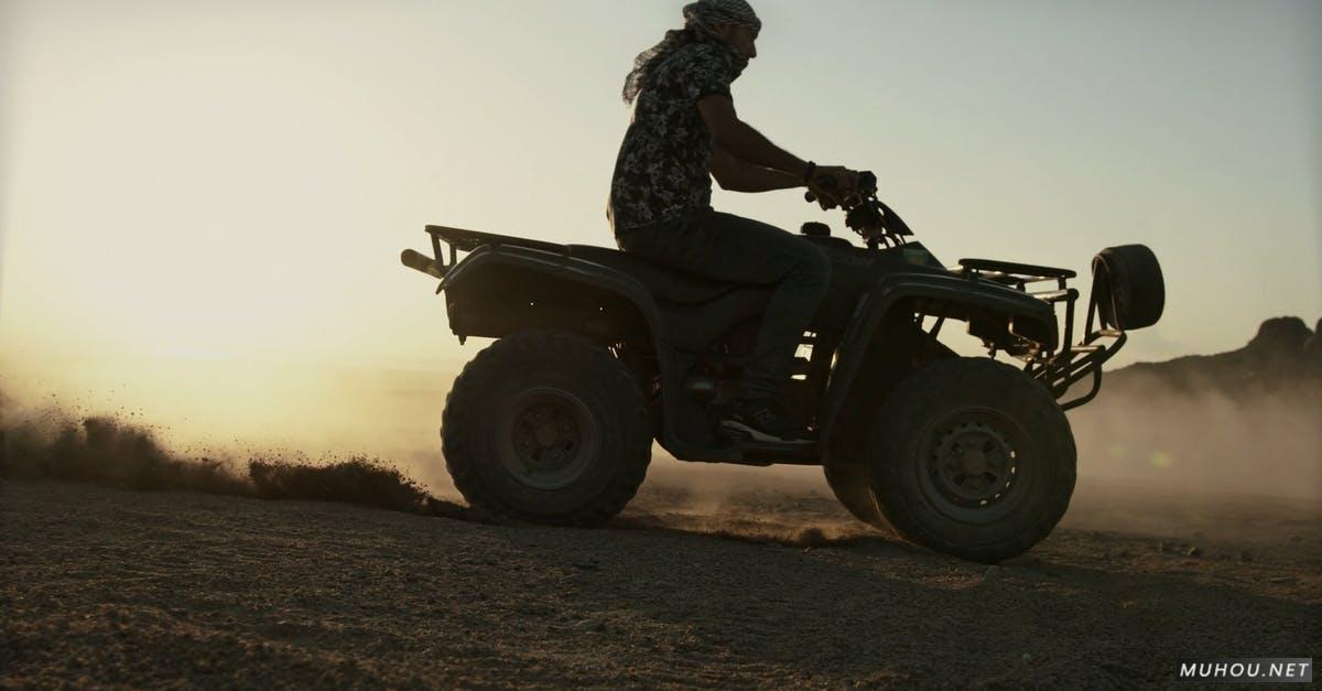 黄沙下的人骑车沙漠越野4k 高清CC0视频素材插图