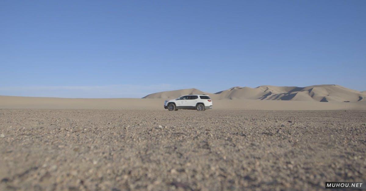 在沙漠中越野驾驶越野车CC0视频素材插图