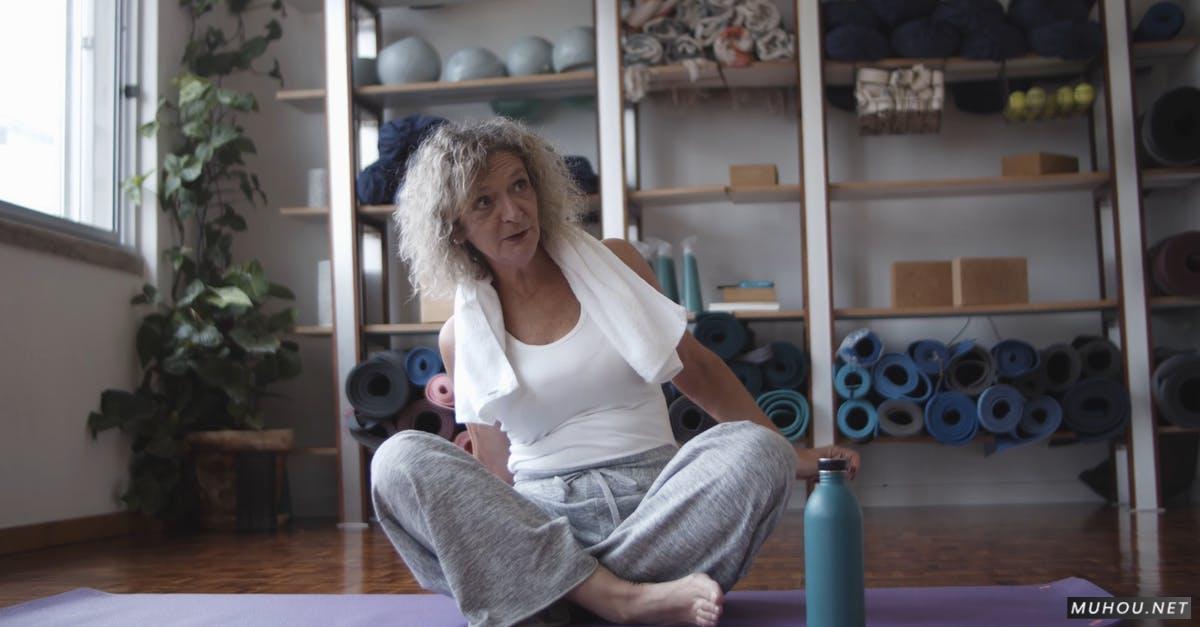 一名老妇坐在瑜伽垫上慢镜头4k实拍CC0视频素材插图