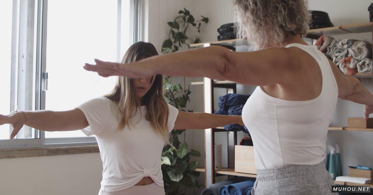 两个女人伸展自己的身体4k运动CC0视频素材插图