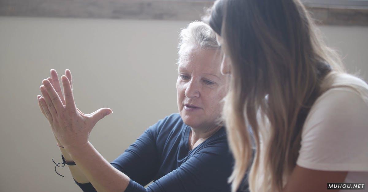 瑜伽教练向女人展示瑜伽姿势4k实拍CC0视频素材插图