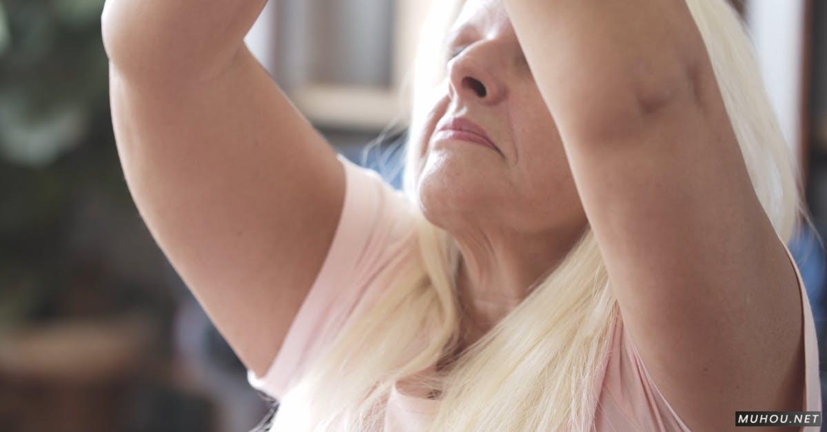 一个女人在做瑜伽的特写视图 老年人运动4k CC0视频素材插图