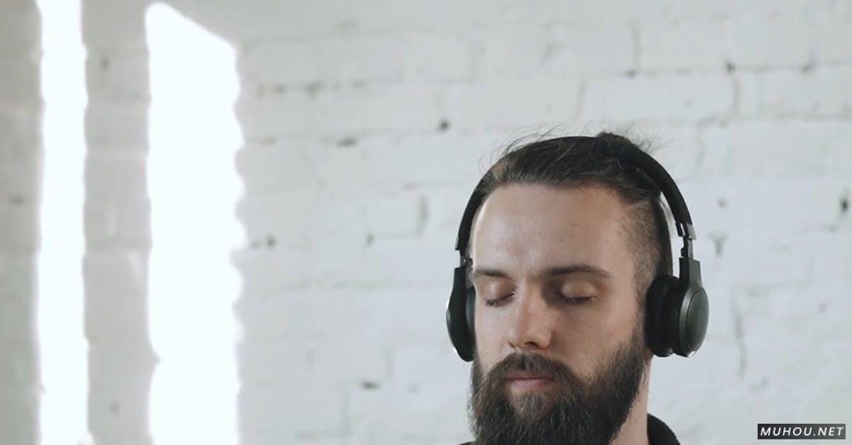 Copyspace男人戴着耳机在听音乐高清CC0视频素材