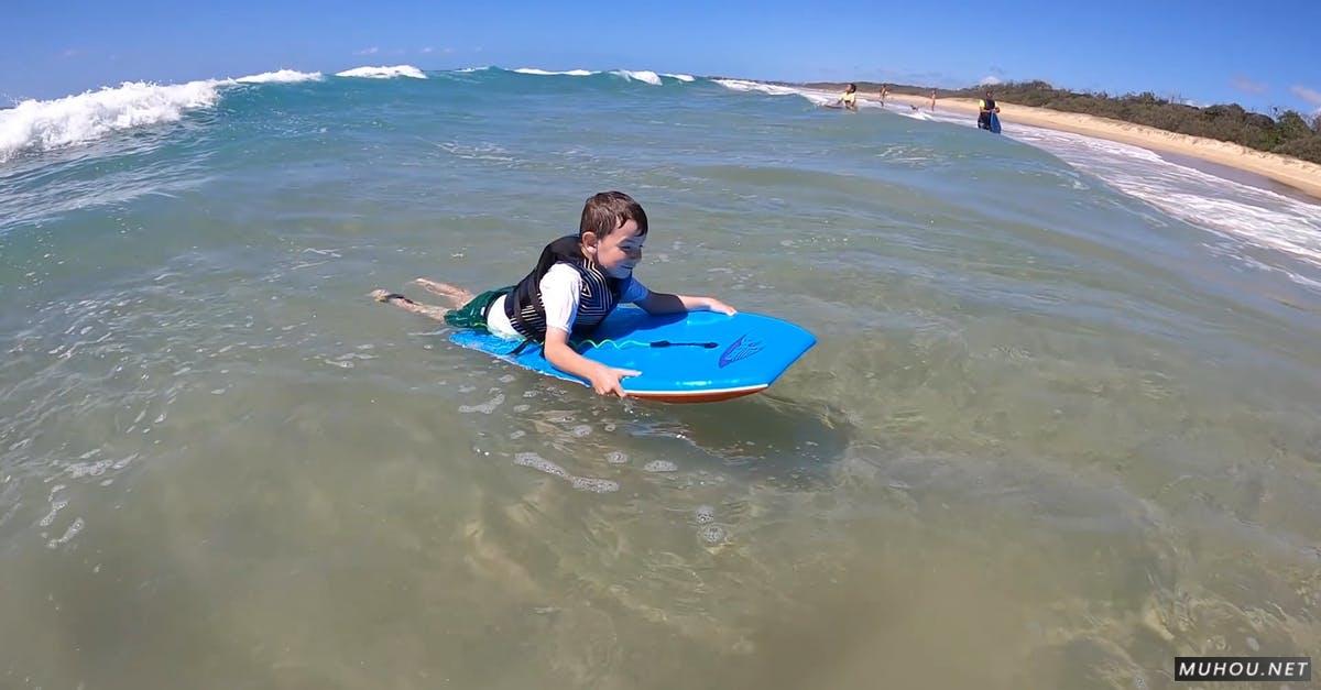 小男孩在海上冲浪实拍高清CC0视频素材