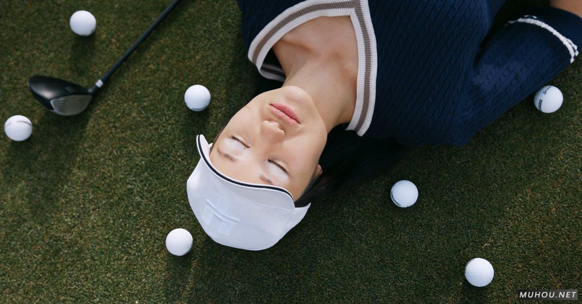 高尔夫球场的女人躺在草地4k高清CC0视频素材