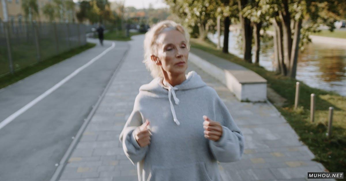 休闲跑步的老年女人4k高清CC0视频素材