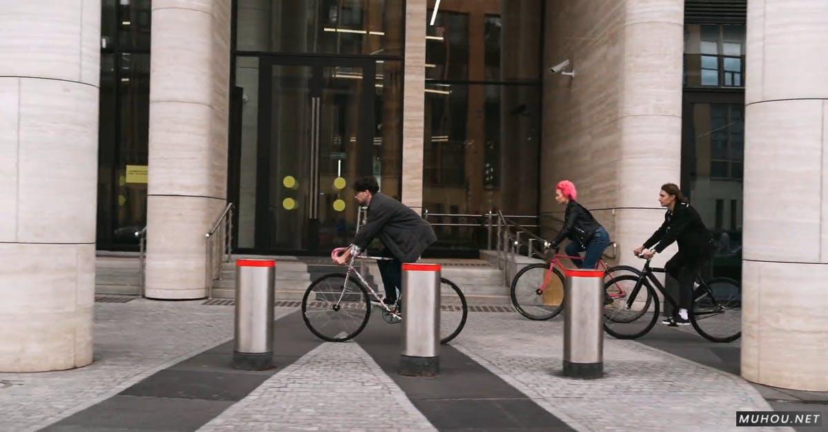 时尚的3个人街头骑自行车高清CC0视频素材
