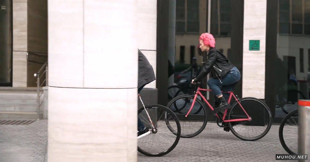 三个人在城市骑自行车高清CC0视频素材