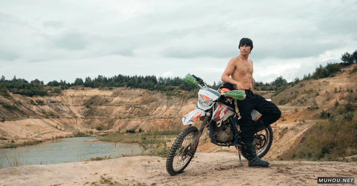 男人靠在摩托车上模特4K高清CC0视频素材