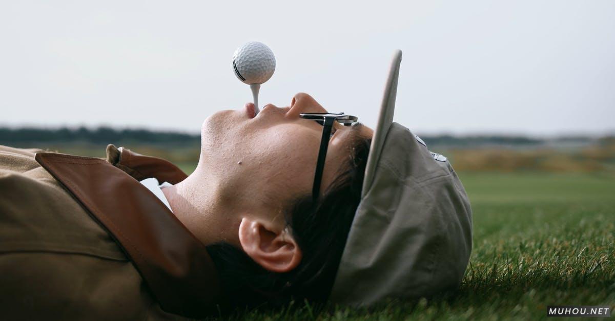 男人躺着嘴里放着高尔夫球创意4k高清CC0视频素材