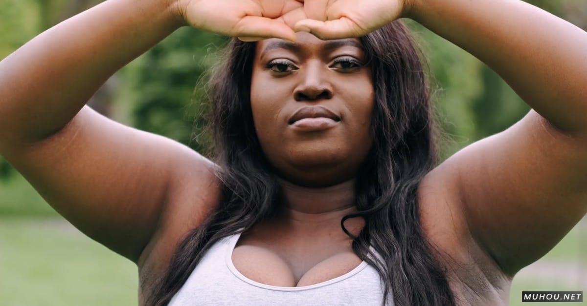 黑人肥胖女性公园健身4k高清CC0视频素材插图
