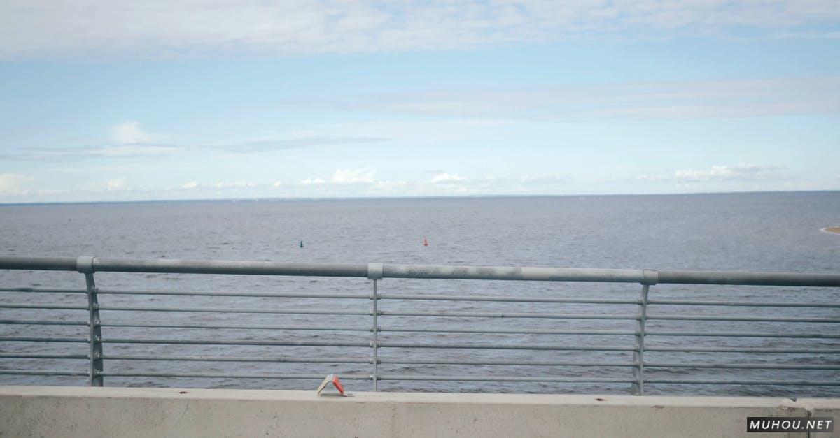 海边城市围栏年轻人慢跑4k高清CC0视频素材插图
