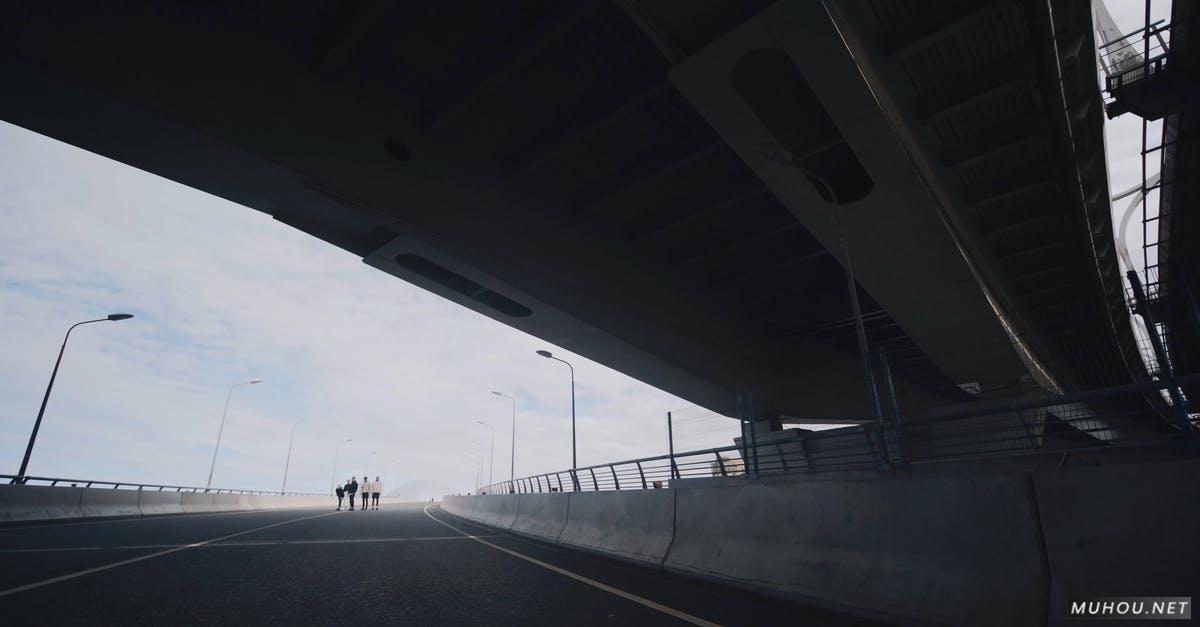 城市立交桥下跑步的人群4k高清CC0视频素材插图