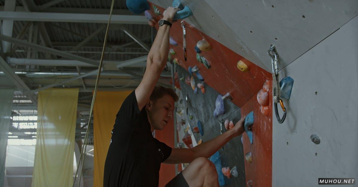 男孩体育馆攀岩运动侧面4k高清CC0视频素材插图
