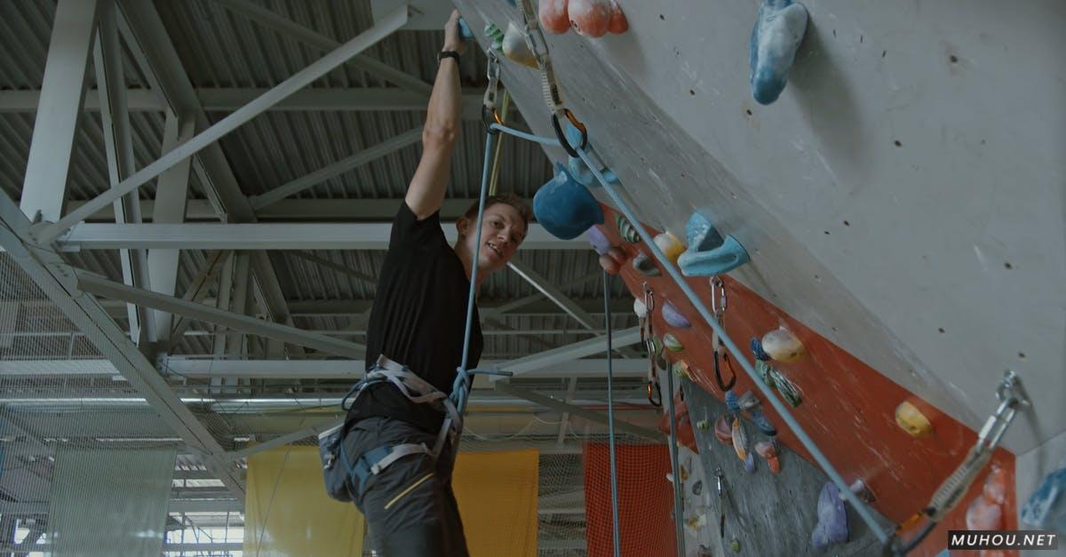 男人悬挂在攀岩墙壁上4k高清CC0视频素材插图