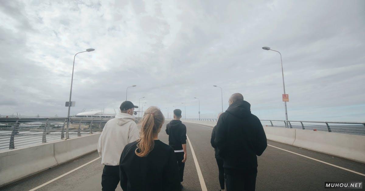 城市沥青路面年轻人跑步运动4k高清CC0视频素材插图