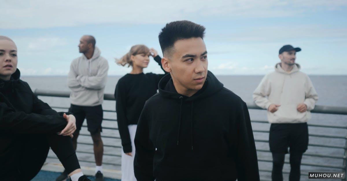 海边的一群青年pose实拍4k高清CC0视频素材插图