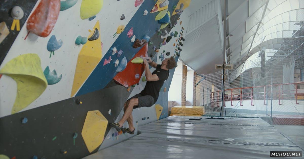 彩色攀岩墙壁男人攀爬4k 高清CC0视频素材插图
