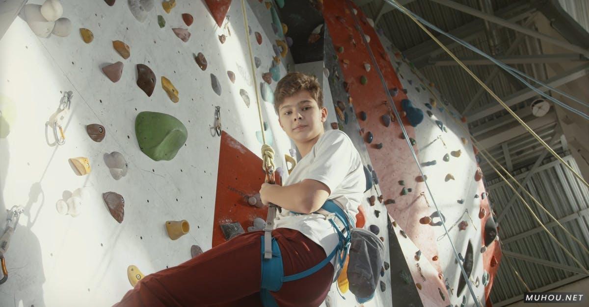 男孩攀岩攀爬运动4k高清CC0视频素材插图
