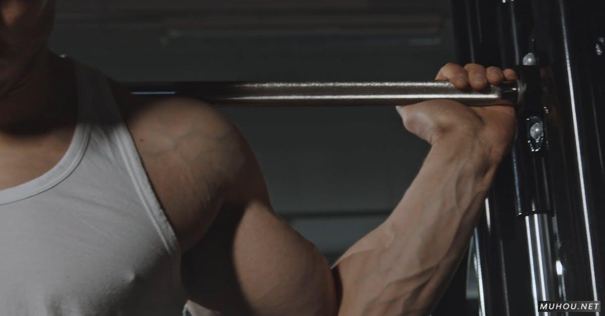 健身房男人举重手部肌肉特写4k竖屏高清CC0视频素材插图