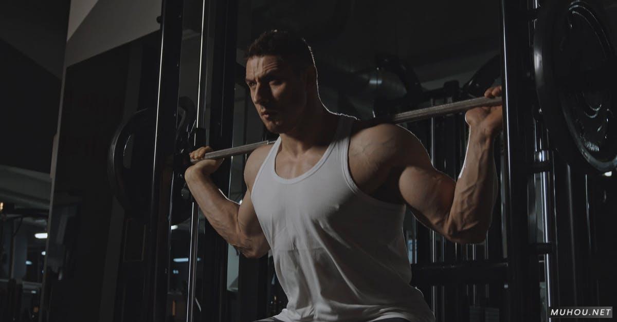 健身房的男人举重运动4k高清CC0视频素材插图