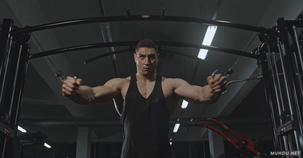 肌肉男人健身房拉力训练4k高清CC0视频素材插图