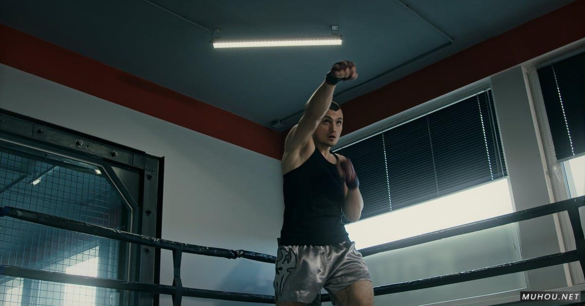 房间内的拳击台男人锻炼4k高清CC0视频素材