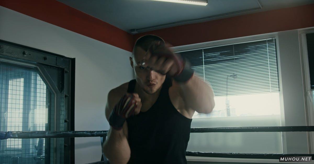 一个拳击手在房间出拳动作4k高清CC0视频素材插图