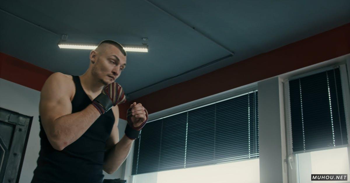 男人在健身房一个人练习拳击4k高清CC0视频素材