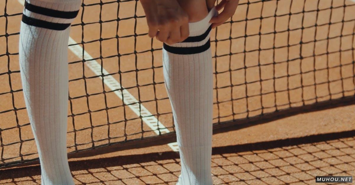 网球场上准备穿袜子4k竖屏高清CC0视频素材